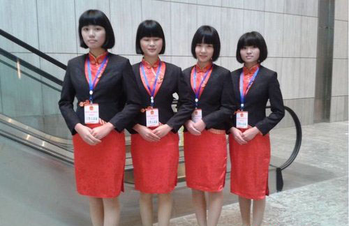 ?？凇皟蓵?huì)”代替委員穿冬裝 禮節(jié)小姐著短裙